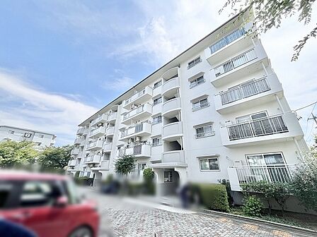 青空に映える白を基調とした外観が、爽やかで心地よい日常の始まりを予感させます。