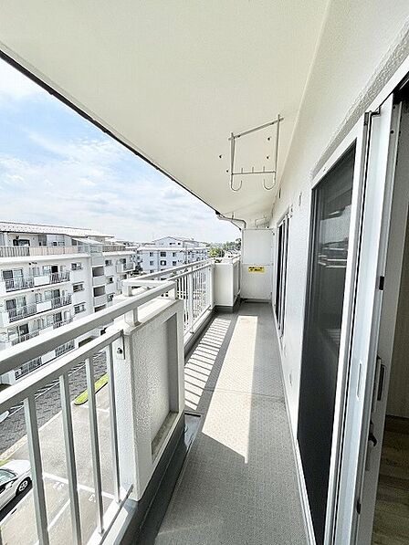 開放的な空気が広がり心地よい風を感じられるゆとりある空間