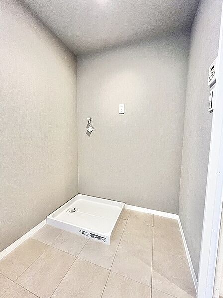 落ち着いた色合いの壁面で統一された、すっきりと洗練された空間が広がります