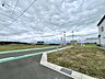 外観：遮るもののない広大な空が広がり、開放的な心地よさに満たされる穏やかな景色。