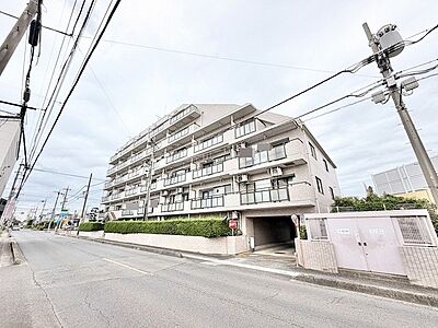 外観:落ち着いた色合いの外観が周囲の街並みに調和し、穏やかな暮らしの時間を予感させる佇まい。 外観:落ち着いた色合いの外観が周囲の街並みに調和し、穏やかな暮らしの時間を予感させる佇まい。