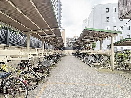 整然と区画された屋根付きのスペースは日々の生活をスムーズに支える機能的な空間です