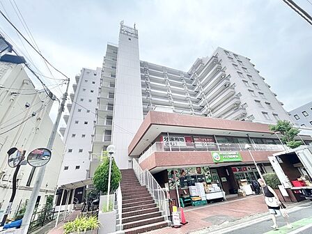 街並みに溶け込む洗練された佇まいと頼もしい存在感を示す外観デザイン
