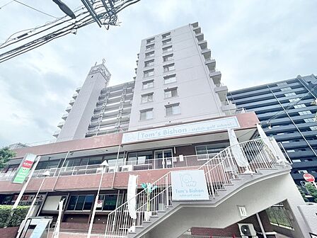 街並みに馴染む落ち着いた佇まいが、穏やかな日常の始まりを予感させます。