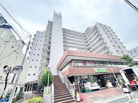 街並みに調和する落ち着いた佇まいが、穏やかな日常の始まりを予感させます。