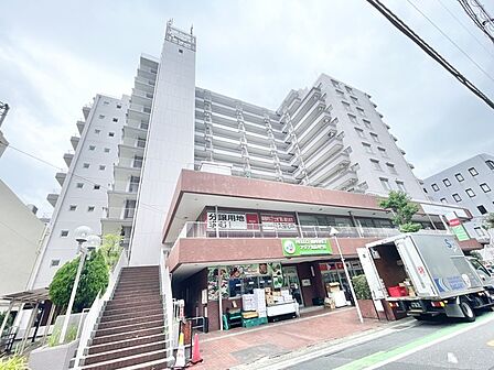 街並みに溶け込む堂々とした佇まいが暮らしの安心感を高める外観です