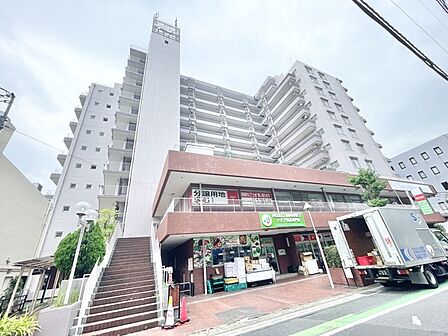 街並みに溶け込む洗練された佇まいが、日々の暮らしに心地よい安心感をもたらします