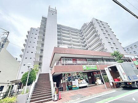 街並みに馴染む落ち着いた佇まいで日々の暮らしを支える心地よい住まい