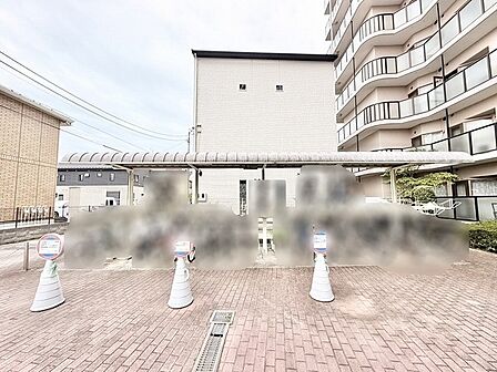 すっきりと整えられた敷地内に使い勝手の良さが漂う丁寧な管理が行き届いた共有スペース