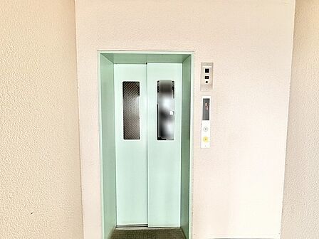 淡い色合いが優しげな雰囲気を醸し出す落ち着いた共用スペース