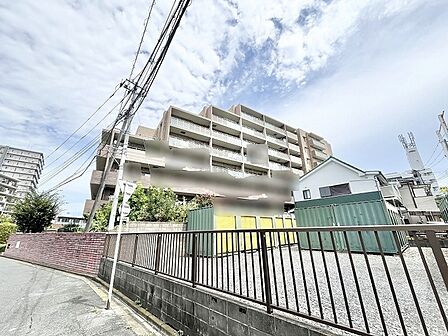 青空を背景に堂々と佇むフォルムが、街並みに洗練された存在感を放ちます。
