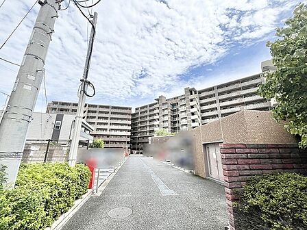 青空の広がる開放的なロケーションに佇む、落ち着いた雰囲気をまとう住まい