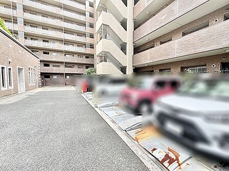 落ち着いた色合いのタイル張りの建物が囲む、安心感のある敷地内スペース。