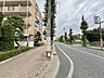 外観：整備された歩道と街路樹が続く、落ち着いた佇まいの心地よいアプローチ。