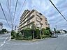 外観：街並みに調和する落ち着いた佇まいと、心地よい開放感を感じさせる外観です。