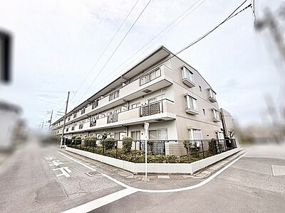 外観:穏やかな街並みに馴染む落ち着いた佇まいが日々の暮らしを心地よく包み込みます 外観:穏やかな街並みに馴染む落ち着いた佇まいが日々の暮らしを心地よく包み込みます