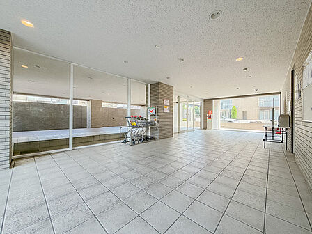 ゆとりある空間が広がり、訪れる人を穏やかに迎え入れるエントランスホール
