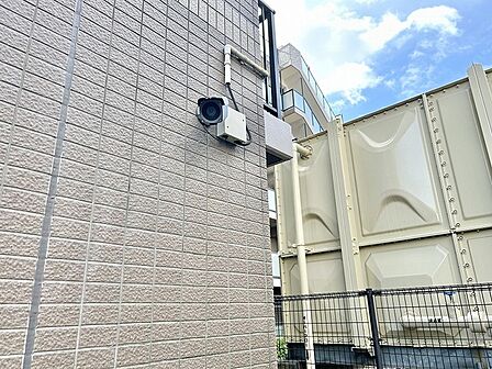 日々の安心感をしっかりと支える、機能的な設備が整った整然とした外構まわり。