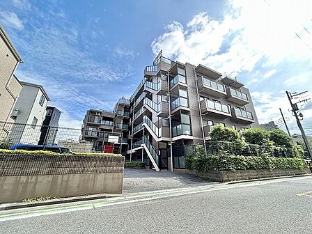 澄みわたる空に映える洗練された佇まいが、心地よい日常の始まりを予感させます。