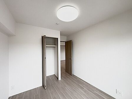 シンプルで落ち着いた色合いが心地よい、すっきりと暮らせるプライベートスペース
