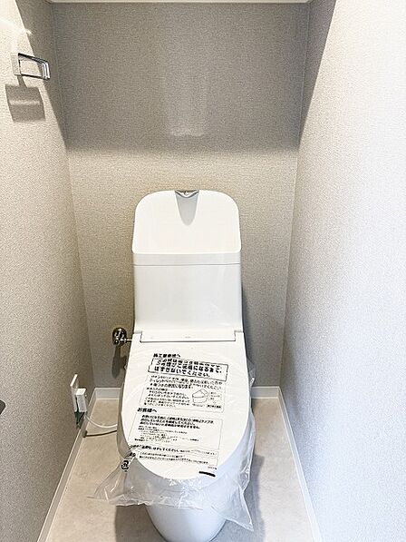落ち着いたトーンのクロスで統一された、シンプルで清潔感のあるプライベート空間です。