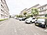 外観：ゆとりある敷地に建物が並び心地よい開放感が広がる住環境