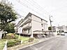 外観：緑豊かな街並みに溶け込む、穏やかな日常を予感させる佇まいです。