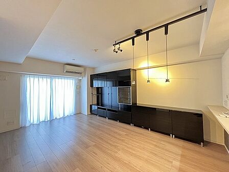 洗練された黒のアクセントが引き立つ、落ち着きとゆとりを感じさせる心地よい空間。