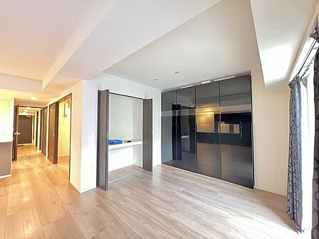 洗練された色合いの建具がアクセントとなり、落ち着きのある上品な空間を演出しています。