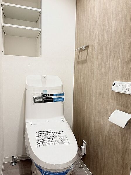 木の温もりを感じさせるアクセントクロスが心地よい、落ち着きのあるプライベート空間