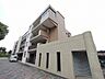 外観：洗練されたタイル貼りの外観が街並みに溶け込む落ち着いた佇まい