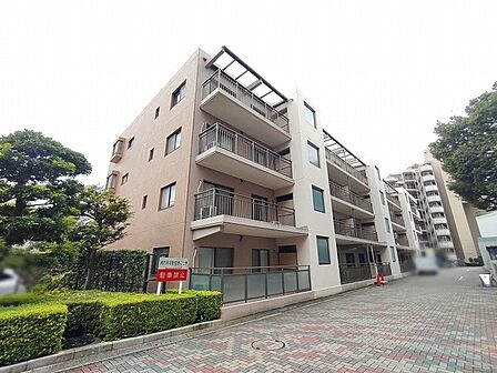 落ち着いた色合いの外観と豊かな植栽が調和する、穏やかな佇まいが魅力の住まいです。