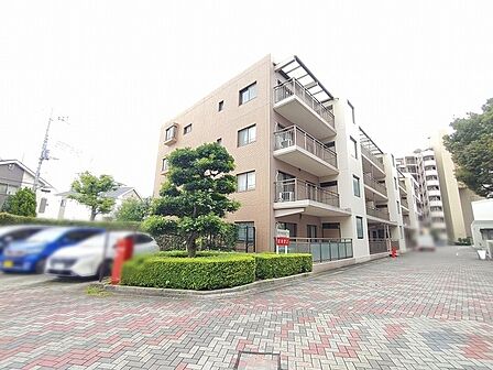落ち着いた色合いの外観と豊かな緑が調和する、心地よい佇まいが日常を穏やかに彩ります。