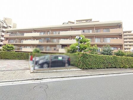 緑豊かな植栽と整えられた外観が落ち着いた街並みに溶け込む佇まい