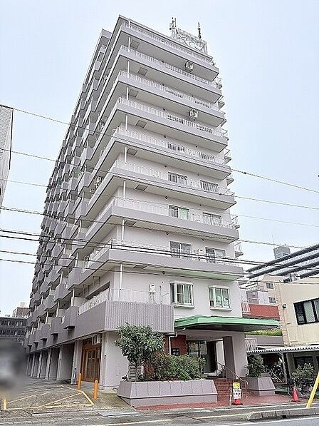 街並みに溶け込むすっきりとした佇まいが毎日の暮らしを心地よく迎えてくれる日常の風景