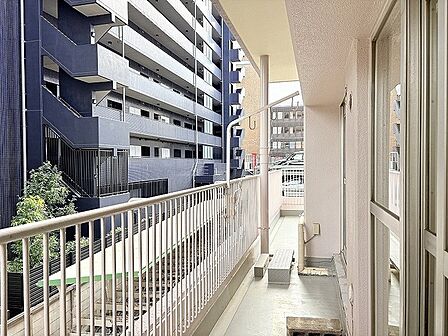 ゆとりある広さが確保され、心地よい風と開放感を感じられる屋外空間です。