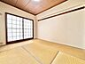 和室：伝統的な和の趣と温もりのある木目が調和した、心落ち着くプライベート空間です。