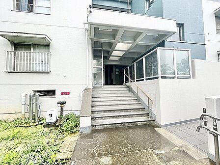 洗練された外観デザインが心地よいアプローチが、住まう人を穏やかに迎えてくれます。