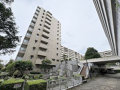 外観:緑豊かな植栽と洗練された外観が調和する、落ち着いた佇まいの住まい。 外観:緑豊かな植栽と洗練された外観が調和する、落ち着いた佇まいの住まい。