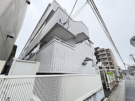 街並みに調和する洗練されたタイル貼りの外観が心地よい佇まいを演出します