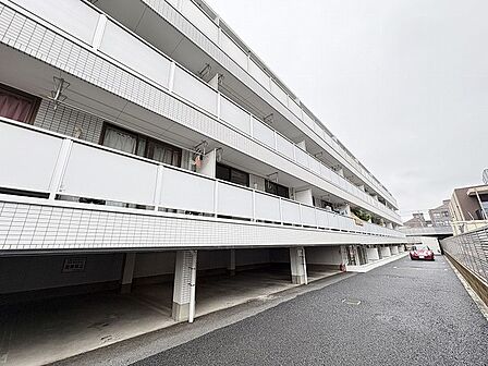すっきりと整えられた佇まいが日常に心地よい落ち着きをもたらす建物外観です
