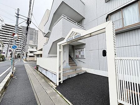街並みに溶け込む清潔感のある佇まいが日々の暮らしを穏やかに迎えてくれます