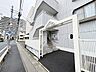 エントランス：街並みに溶け込む清潔感のある佇まいが日々の暮らしを穏やかに迎えてくれます