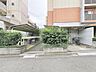 その他：緑豊かな植栽に囲まれた、落ち着いた佇まいを感じさせる敷地内の風景です。