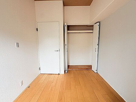 無駄のないシンプルな空間が広がり、すっきりと暮らせる心地よいプライベートスペース。