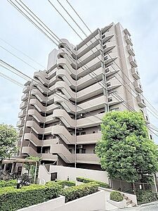 外観:豊かな緑と調和する落ち着いた佇まいが、穏やかな日常の始まりを予感させます。 外観:豊かな緑と調和する落ち着いた佇まいが、穏やかな日常の始まりを予感させます。