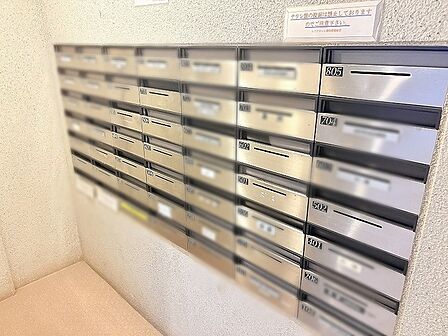 整然と並ぶボックスが日常の安心感を演出する機能的なエントランス空間です