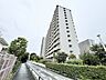 外観：緑豊かな街並みに溶け込む、落ち着いた佇まいと確かな存在感を感じさせる建物外観