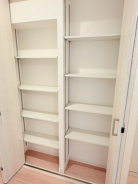 すっきりと整えやすい工夫が凝らされた、使い勝手のよい空間です。