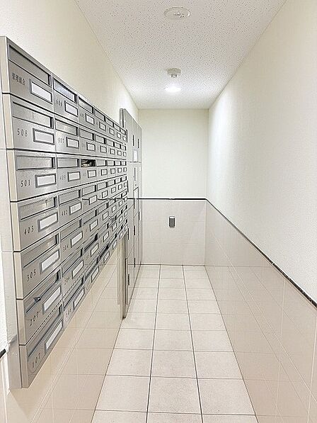 洗練されたタイル貼りの壁面が美しい清潔感あふれる共用スペース
